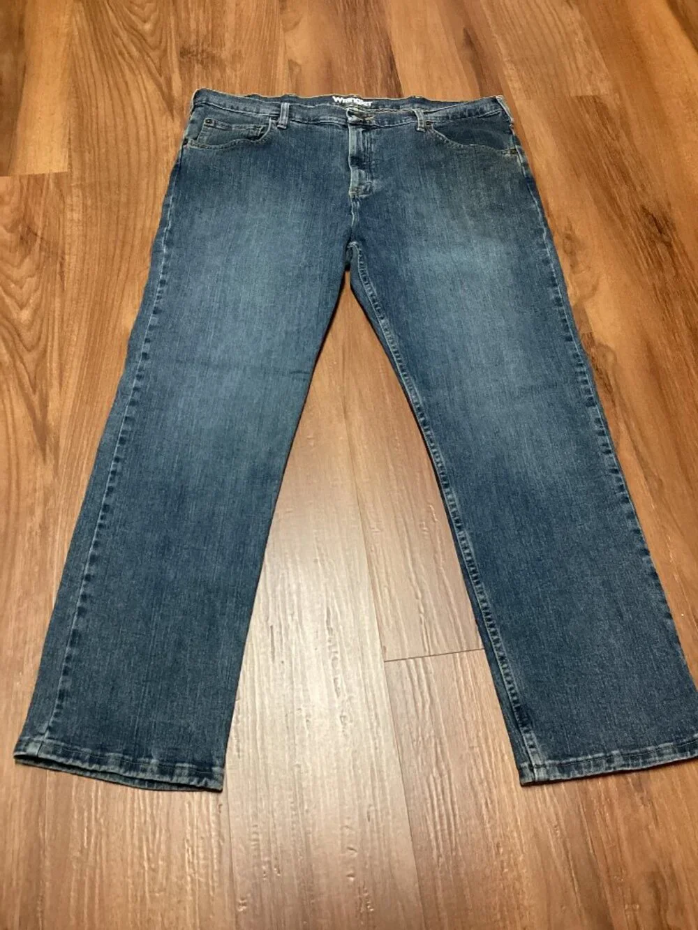 Men's Wrangler's Medium Wash, Straight Leg Blue Jeans. Size 38 Waist, 30